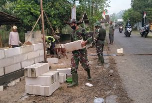 Anggota Satgas TMMD Di Desa Tamansari Bantu Langsir Bata Hebel Untuk pembangunan Rumah Warga