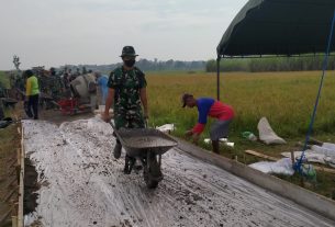 Anggota Satgas TMMD Kodim 0718/Pati Langsir Adukan Beton