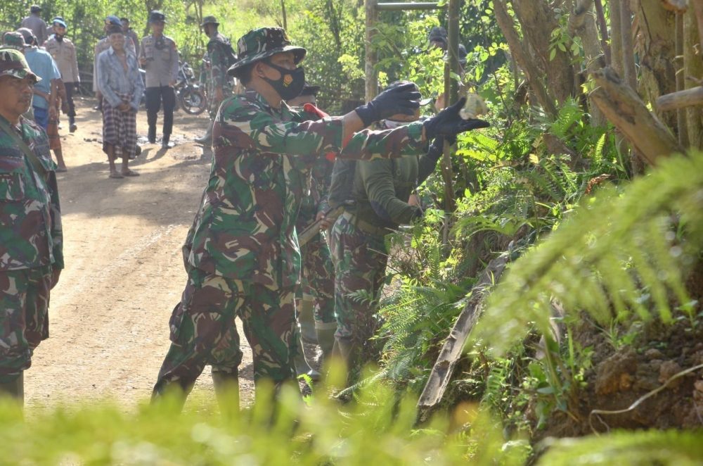 Anggota Satgas TMMD ke 111 Kodim 1407/Bone Bersama Masyarakat Desa Baringeng Laksanakan Karya Bakti