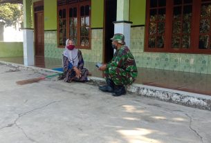 Anggota TMMD Anjangsana ke Rumah Warga