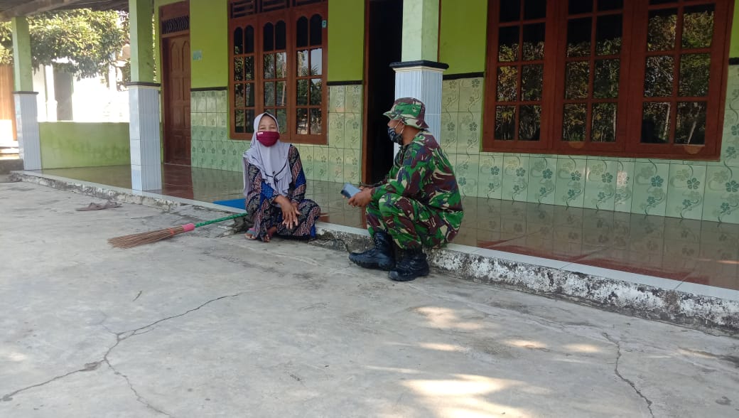 Anggota TMMD Anjangsana ke Rumah Warga