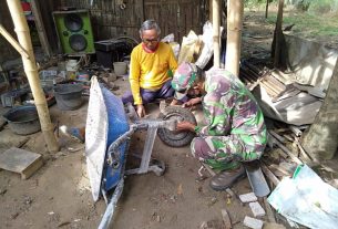 Anggota TMMD Bersama Warga Perbaiki Arco Yang Rusak