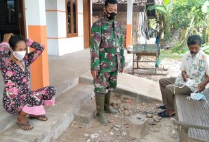 Anggota TNI Bagi Masker Meski Dalam Kesibukan Rangkaian Kegiatan TMMD Di Desa Tamansari