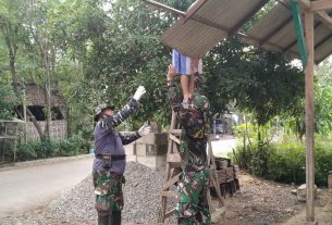 Anggota TNI Bersama Dengan Warga Lakukan Pembongkaran Atap Rumah Suyono