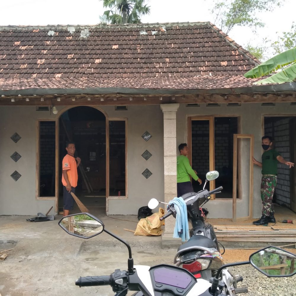 Anggota TNI Satuan Tugas TMMD Bantu Pasang Kusen Di Rumah Santoso