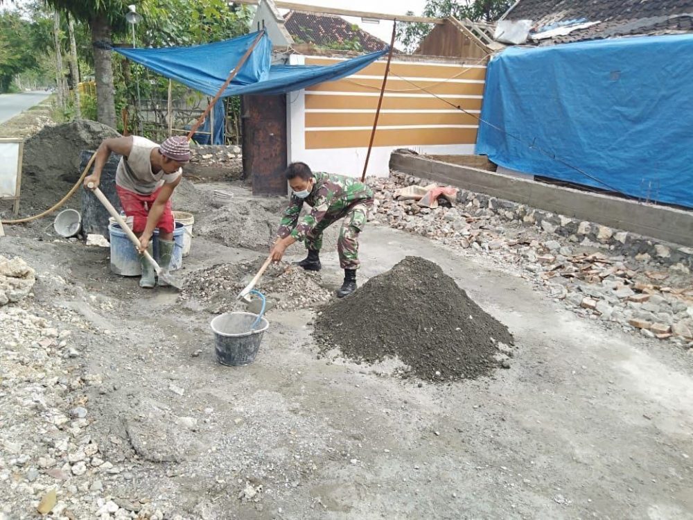 Anggota satgas TMMD Jaga Kekompakan Aduk Semen