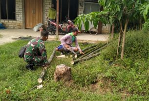 Anggota satgas TMMD Siapkan Tiang Bambu Untuk Bedah Rumah Milik Samsuri