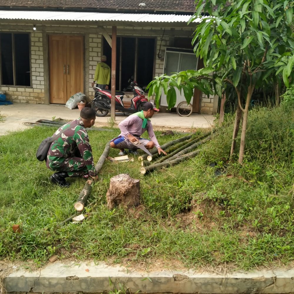 Anggota satgas TMMD Siapkan Tiang Bambu Untuk Bedah Rumah Milik Samsuri