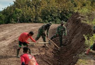 Angkat Cangkul Ratakan Gundukan Tanah Di Pra TMMD Ke - 111 Kodim Bone
