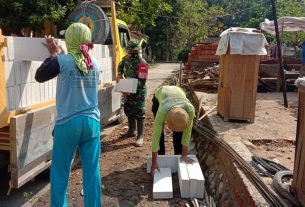 Angkat Material Batako Juga Dilakoni Sosok TNI Babinsa Sertu M. Jumroni