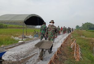 Angkong Menjadi Sarana Yang Handal Dalam Pembangunan Jalan Betonisasi