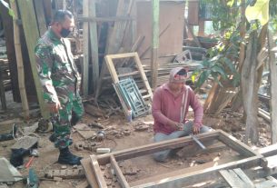 Angota Satgas Pra TMMD Membantu Tukang Kayu Agar Sasaran Cepat Selesai