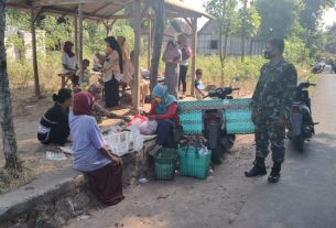 Angota Satgas Pra TMMD Mendengarkan Keluh Kesah Penjual Sayur