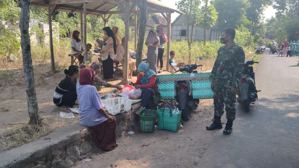 Angota Satgas Pra TMMD Mendengarkan Keluh Kesah Penjual Sayur