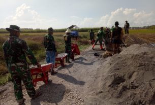 Antrian Angkong di TMMD Tamansari Menunggu Adukan Material