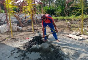 Antusias dan Semangat Warga Aduk Semen dan Pasir