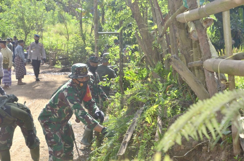 Awali Aktivitas Pagi Satgas TMMD ke 111 Dengan Penuh Semangat Laksanakan Gotong-Royong