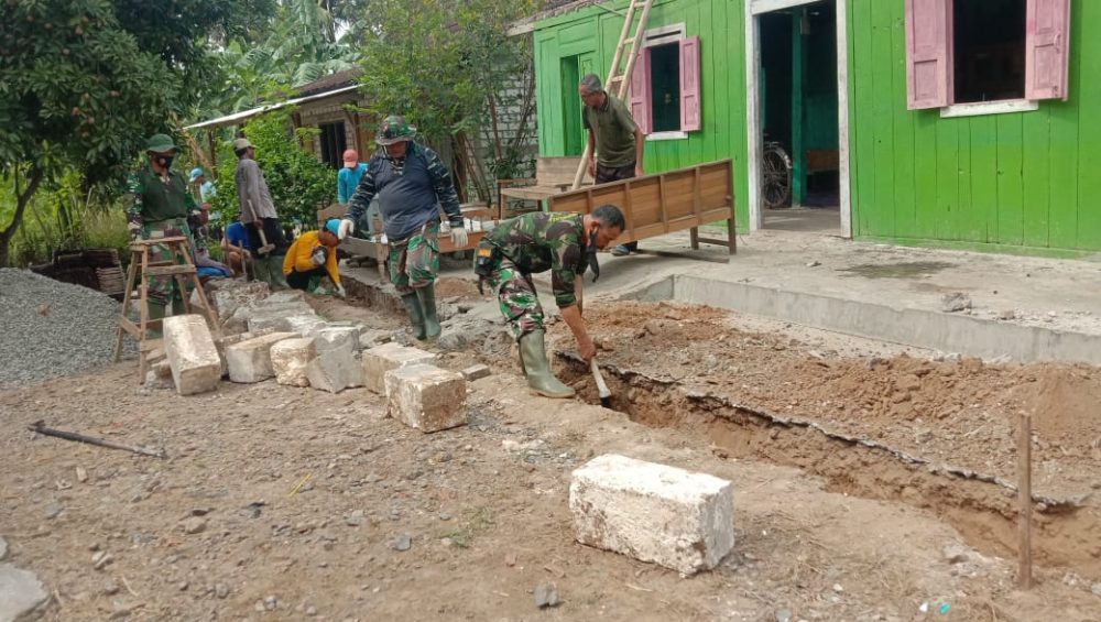 Awali Penggalian Pondasi Satgas TMMD di Bantu Warga