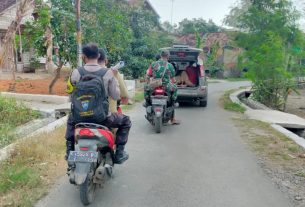 Babinsa Desa Tamansari Sampaikan Himbauan Prokes Keliling Desa