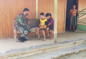 Babinsa Jalin Komsos Bersama Anak-anak