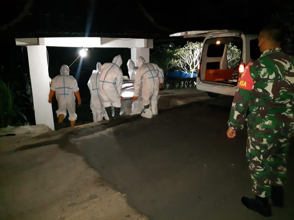 Babinsa Kawal Pemakaman Secara Protokol Covid 19 Warga Guwo