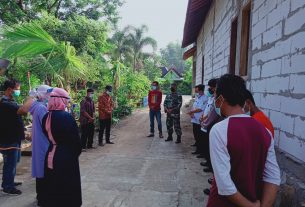 Babinsa Kelurahan Giritontro Dampingi Petugas Medis Melakukan Tes Swab Kepada Warga