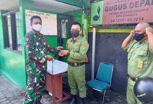 Babinsa Kelurahan Tegalharjo Bagikan Masker Gratis Kepada Linmas Dan Petugas Kebersihan