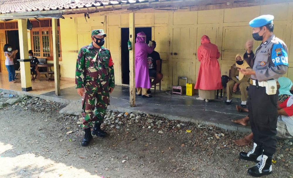 Babinsa Koramil 13/Pracimantoro Dampingi Petugas Kesehatan Laksanakan Contack Tracing Pasien Covid-19