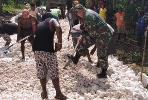 Babinsa Koramil Pantai Timur dan Warga Kampung Dorba Kerja Bakti