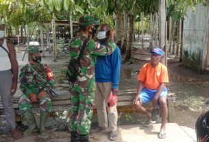 Babinsa Pantai Timur Bagi Masker Gratis saat Pelaksanaan TMMD
