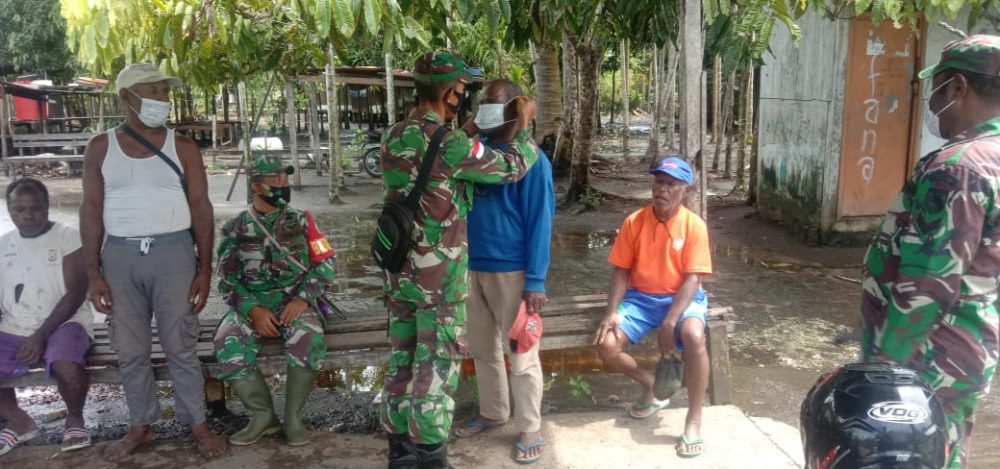 Babinsa Pantai Timur Bagi Masker Gratis saat Pelaksanaan TMMD