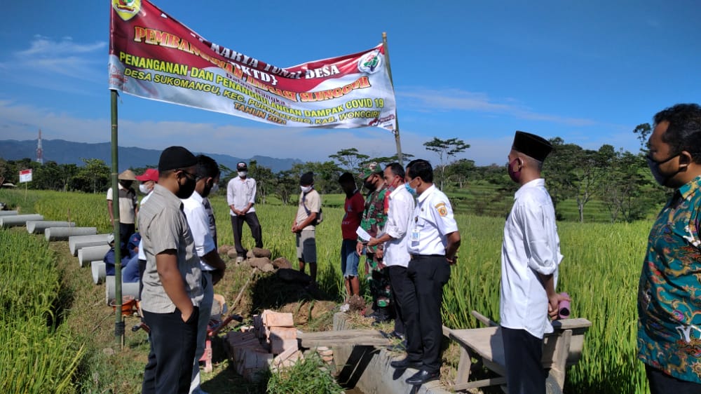 Babinsa Sukomangu Hadiri Pelaksanaan Kegiatan Padat Karya Tunai Desa