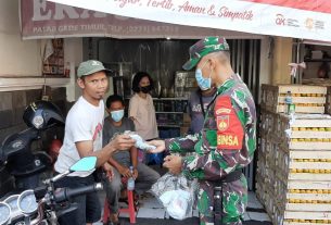 Babinsa Terjun Langsung Bagikan Masker Serta Ingatkan Prokes di Pasar Gede