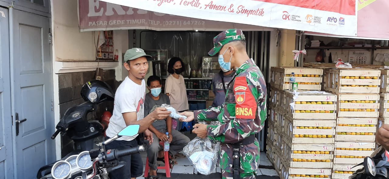 Babinsa Terjun Langsung Bagikan Masker Serta Ingatkan Prokes di Pasar Gede