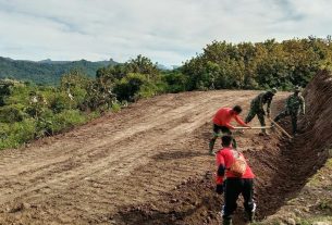 Bahu Membahu Satgas TMMD Bersama Masyarakat Buat Parit Pengeringan