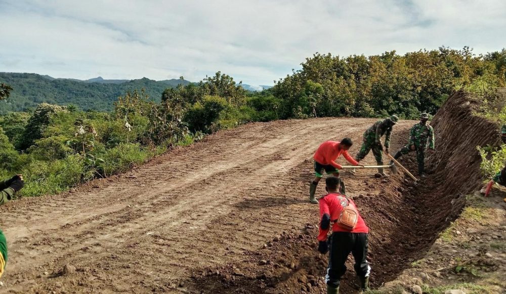 Bahu Membahu Satgas TMMD Bersama Masyarakat Buat Parit Pengeringan