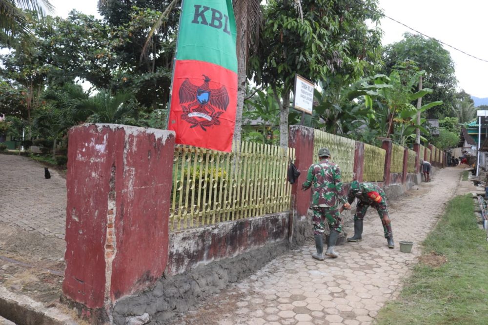 Bangunan Sekolah Terkena Sasaran Karya Bakti TNI Kodim 0410 KBL