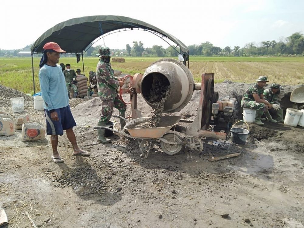 Bantu Percepat Pengerjaan Jalan Cor Dengan Mesin Molen