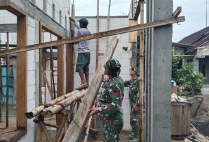 Bantu Warga Naikan Papan Cor di RTLH