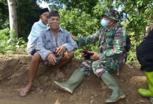 Beginilah Kedekatan Anggota Satgas TMMD Kodim Bone Dengan Masyarakat Dilokasi