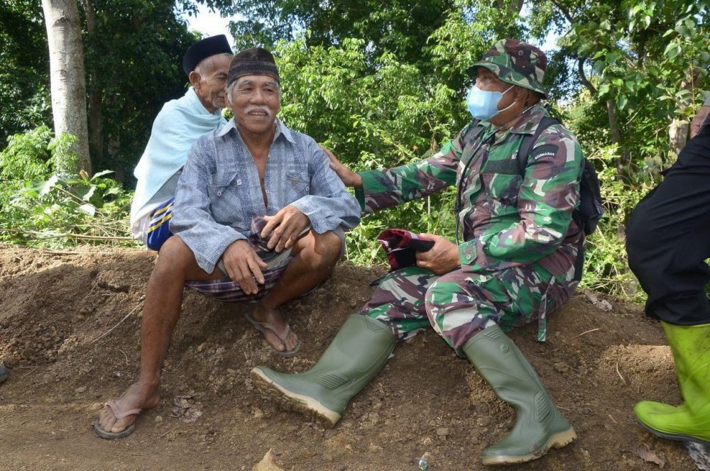 Beginilah Kedekatan Anggota Satgas TMMD Kodim Bone Dengan Masyarakat Dilokasi