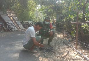 Bekerja Sambil Menimba Ilmu di Lokasi TMMD