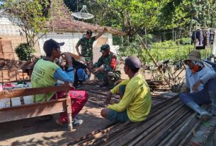 Berbagi Pengalaman Anggota Satgas Pra TMMD Dengan Warga