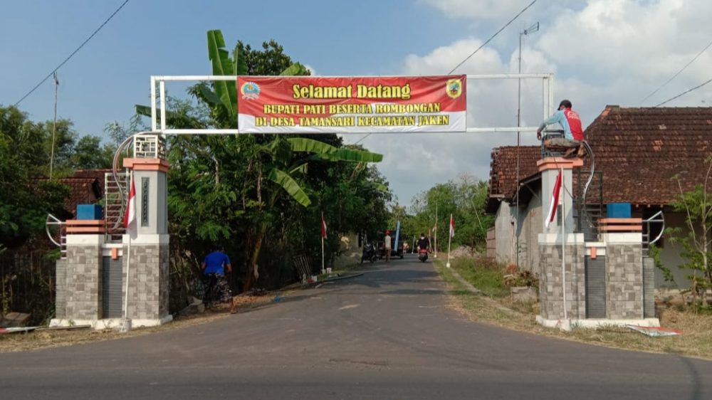 Beres, Pemasangan Spanduk dan Umbul-umbul Selamat Datang Selesai