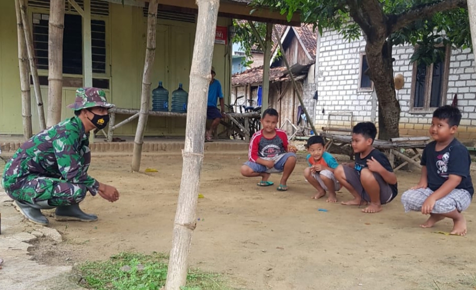 Bermain Bersama Anak-anak Wujud Kedekatan TNI Dengan Masyarakat