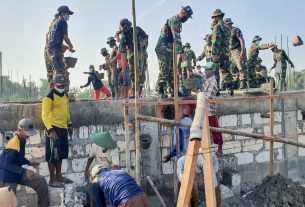 Bersama Masyarakat, Kodim Bojonegoro Cor Masjid Roudhotul Jannah Sumberoto Kepohbaru