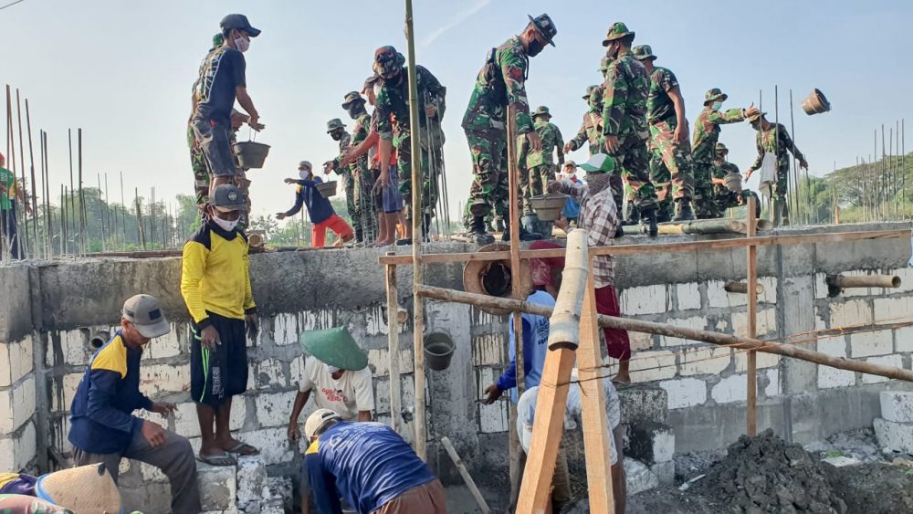 Bersama Masyarakat, Kodim Bojonegoro Cor Masjid Roudhotul Jannah Sumberoto Kepohbaru