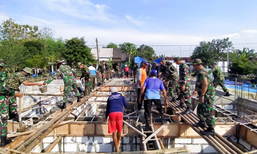 Bersama Masyarakat, Kodim Bojonegoro Cor Masjid Roudhotul Jannah Sumberoto Kepohbaru