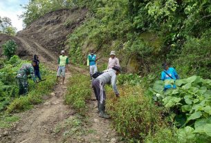 Bersihkan Sasaran Berikutnya diperitisan Jalan Desa Baringeng