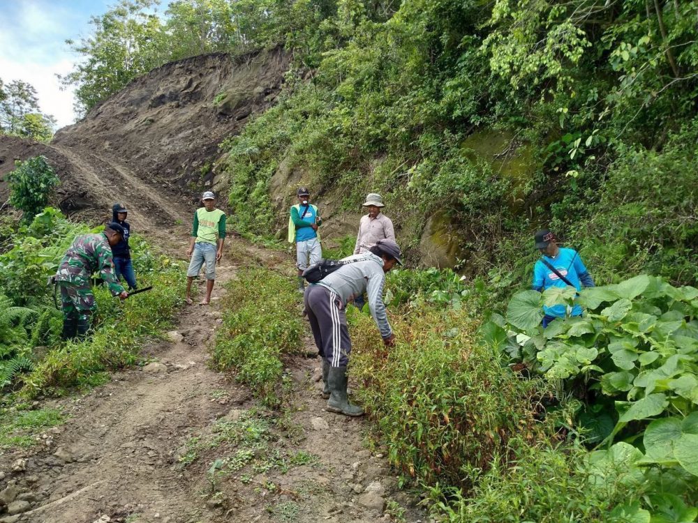 Bersihkan Sasaran Berikutnya diperitisan Jalan Desa Baringeng